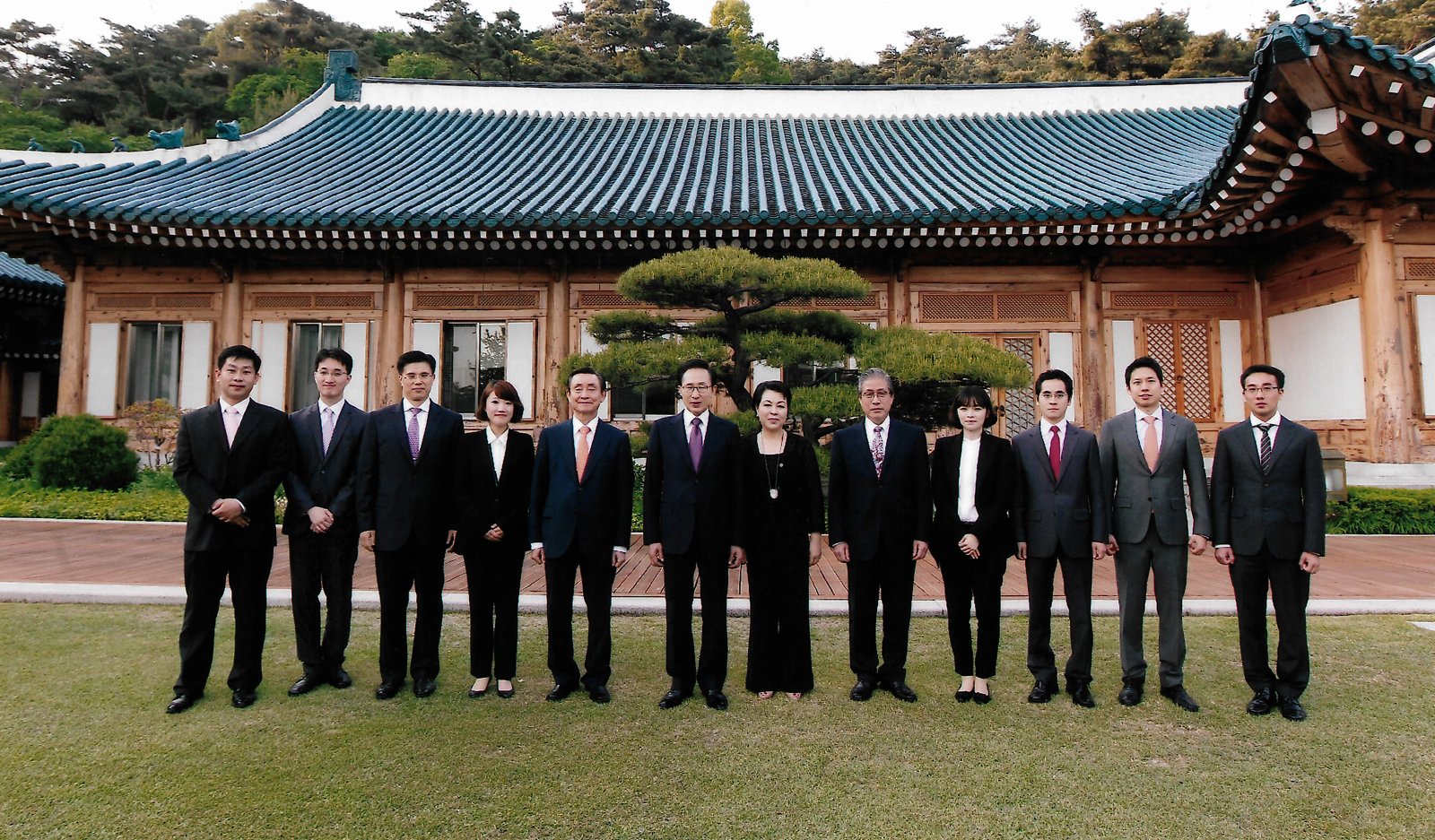 대통령 주치의 임명을 축하하며 대통령 내외·청와대 의무실 팀과 함께, 2011