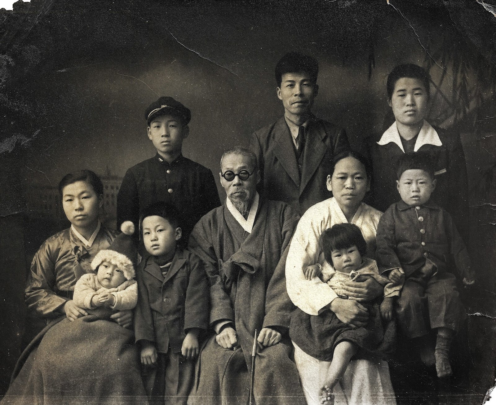증조부 생신을 맞아 1대·2대·3대가 함께한 가족 사진, 1952. 맨 오른쪽 의자에 앉은 아이가 3대 류봉하 명예원장입니다.