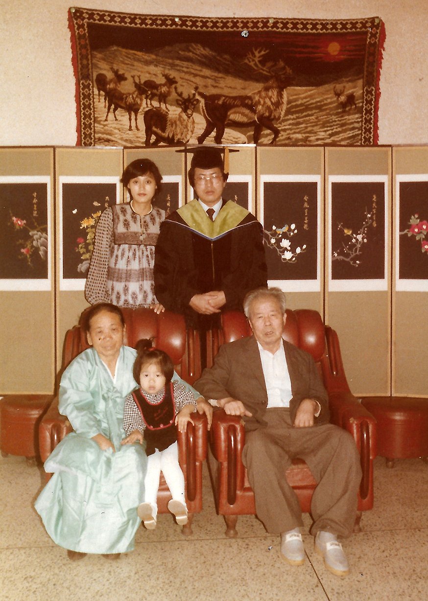 회춘당 2대·3대·4대가 함께한 사진. 류봉하 명예원장 박사 학위 수여식에서, 1984